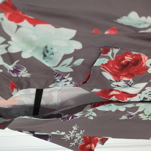 Woman Sz Med V Neck Floral Top - Picture 4 of 5